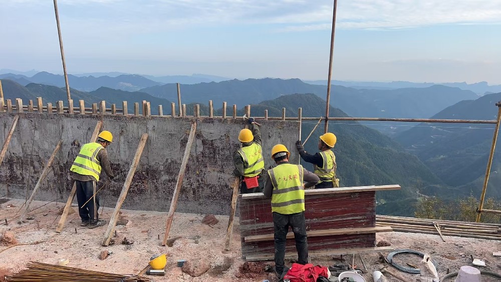 ��·���ź�����Ⱥɽ��Ȼʱ �����������������������°ӹ�·��Ŀ������ʯ��������Σ�������������